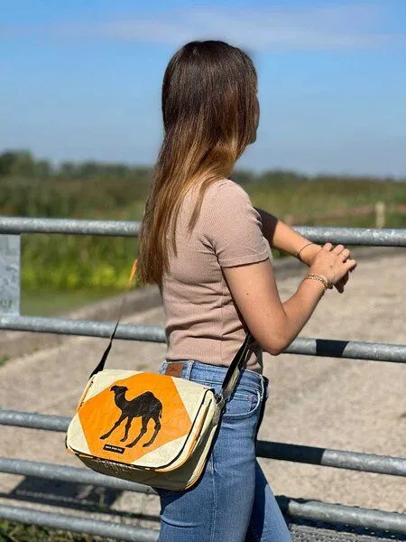 MoreThanHip MoreThanHip Handtasche aus recycelten Zement- oder Tierfuttersäcken Qinisa, Weiß/grün - löwe, – Produktbild 3 von 4