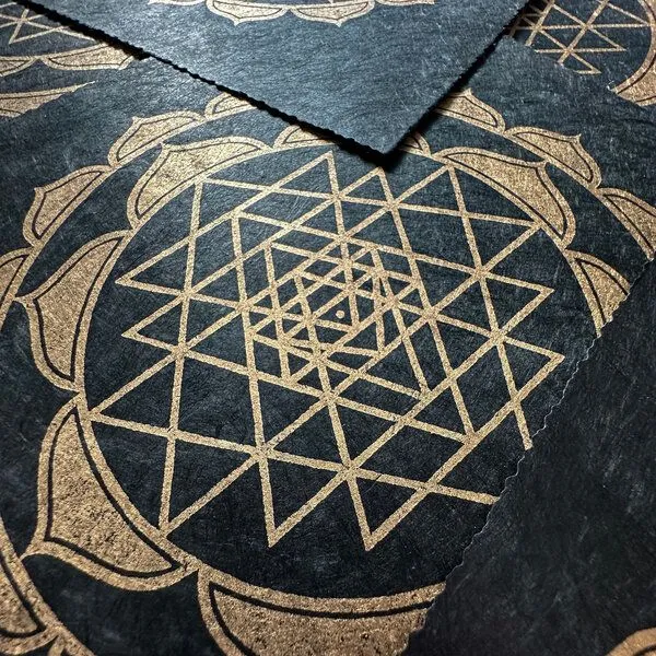 Veskor Cassiopeia Veskor Cassiopeia SRI YANTRA Lotus Linoldruck | 22 × 22 cm | Gold auf Schwarz – Produktbild 4 von 4