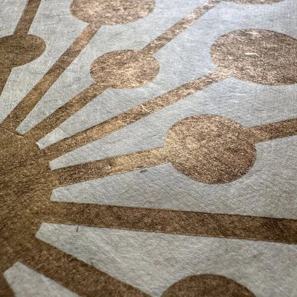 Veskor Cassiopeia Veskor Cassiopeia STARBURST Kornkreis Linoldruck | 40 × 40 cm | Gold auf Naturweiß – Produktbild 3 von 4
