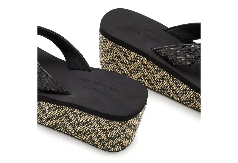 VENICE BEACH VENICE BEACH Sandale, Badeschuh, Sommerschuhe, Badelatsche, Flip Flop, Badeschlappe Badezehentrenner Zehentrenner mit geschmücktem Keilabsatz VEGAN, Schwarz, – Produktbild 5 von 5
