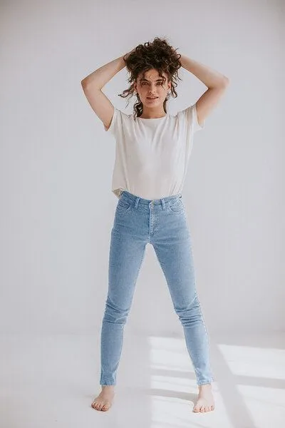 KOKOworld KOKOworld Jeans Mona hellblau – zeitloser klassischer Schnitt – nachhaltiger Denim aus verantwortungsvoller Baumwolle – Fair Fashion aus Polen, Sky blue, – Produktbild 4 von 4