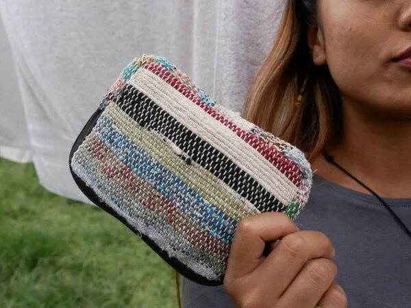 Himal Hemp Himal Hemp Geldbörse mit Zipper aus Recycle Sari – Produktbild 2 von 3