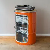 Lockengelöt Lockengelöt HiFi Vitrine aus einem Hamburger Ölfass, Orange, – Produktbild 2 von 3