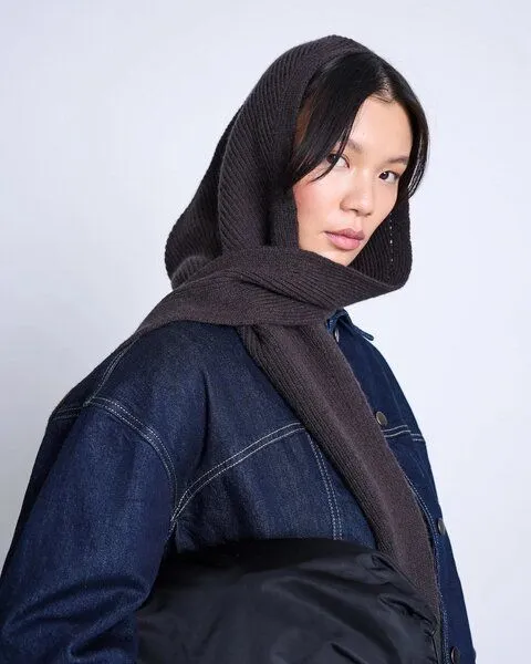 JAN N JUNE Jan n June - Hooded Scarf Nira, Braun (zartbitter), – Produktbild 4 von 4