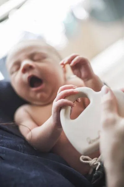 MusikGlück MusikGlück Baby Rasselgreifling ‚Äúherznah‚Äù | Baby Rassel | Holz – Produktbild 2 von 4