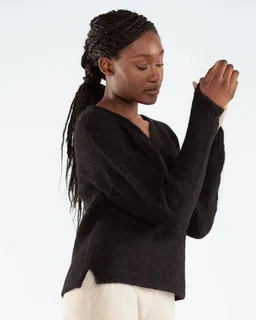 Alma & Lovis Alma & Lovis Pullover mit V-Ausschnitt aus Suri-Alpaka | Suri V-Neck Pullover – Produktbild 1 von 1