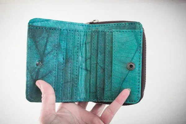BY COPALA BY COPALA Nachhaltiges Portemonnaie aus recycelten Blättern in türkis mit Zipper – vegan & umweltfreundlich – Produktbild 2 von 4
