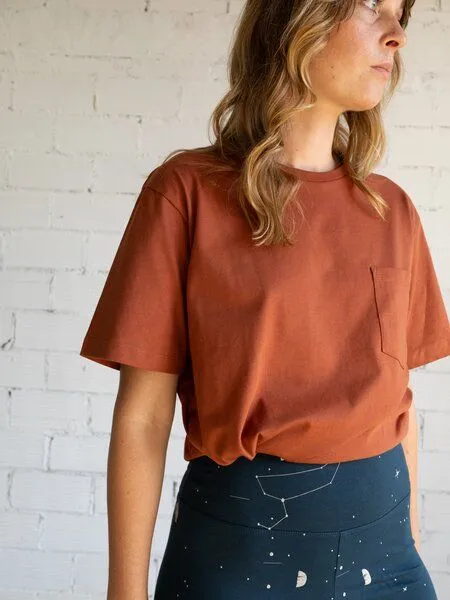 TIRALAHILACHA TIRALAHILACHA Giulia unisex T-shirt with pocket, Rot, – Produktbild 3 von 4