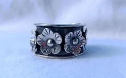 pakilia pakilia Ring "Flor Frida" breit – fair gehandelt & handgefertigt in Mexiko – Produktbild 1 von 1