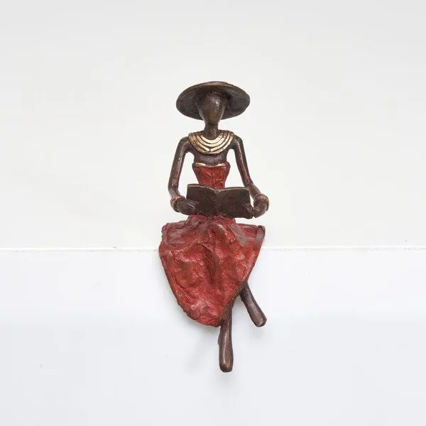 Moogoo Creative Africa Moogoo Creative Africa Bronze-Skulptur "Lesende Frau mit Hut " by Soré, Rot, – Produktbild 1 von 3