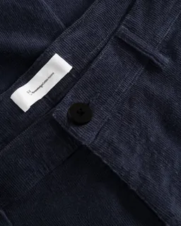 KnowledgeCotton Apparel KnowledgeCotton Apparel Herren vegan Chino-Hose Flint Wide Corduroy Night Sky Navy – Produktbild 1 von 1