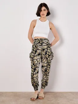 Apricot Apricot Jogger Pants Jogginghose mit tropischem Blattmuster – Produktbild 1 von 1