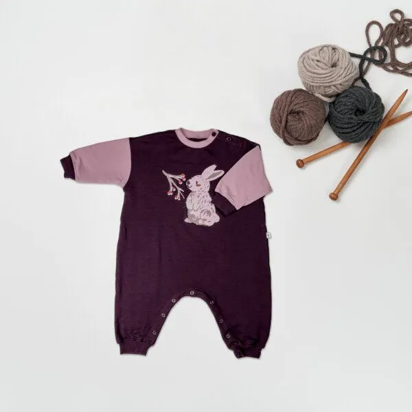 tetoi-vienna tetoi-vienna TENCEL Babyoverall "Alpenflausch Hase" kuscheliger Strampler, Weinrot, – Produktbild 1 von 4