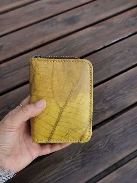 BY COPALA BY COPALA Nachhaltiges Portemonnaie aus recycelten Blättern in grün mit Zipper – Produktbild 1 von 6
