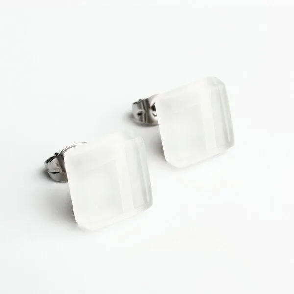 ALEXASCHA ALEXASCHA Minimalistische Ohrstecker, klein, aus Glas, Schneeweiss, – Produktbild 2 von 4
