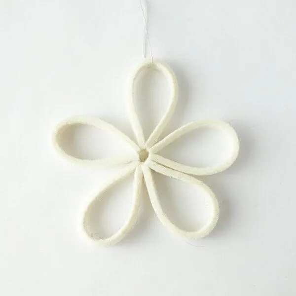 matilda k. manufaktur matilda k. manufaktur minimalistische zarte Filzblüten 'flora' – zeitlose Dekoration in vielen wunderschönen Farben, Wollweiß, – Produktbild 1 von 4