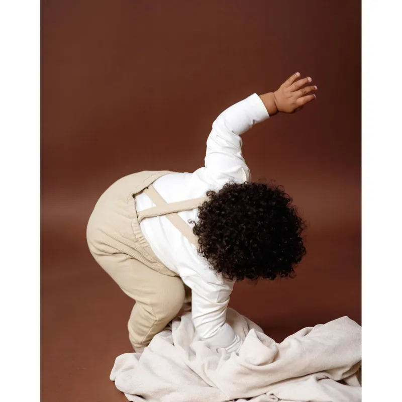 Levv Levv Sweat-Latzhose Struktur, Beige, – Produktbild 3 von 3