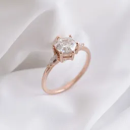 Eppi Eppi Verlobungsring mit Hexagon Moissanit und Pear Moissaniten Seydou – Produktbild 1 von 1