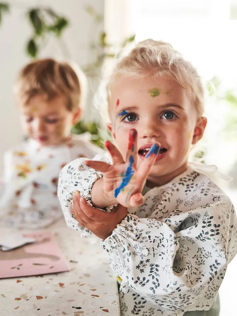 Vertbaudet Bedrucktes Baby Ärmellätzchen mit Auffangtasche, Weiß geblümt/flora, – Produktbild 1 von 4