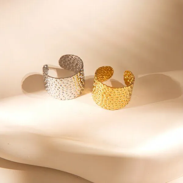 ELEKTROPULLI Elektropulli Größenverstellbarer Hammered Dots Ring, 1,5 cm breit, Gold, – Produktbild 2 von 4