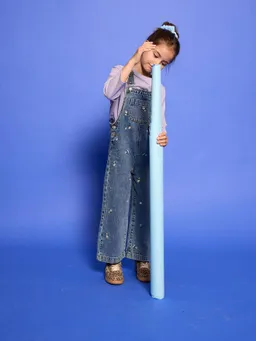 Vertbaudet Latzjeans mit Blumen-Stickerei Mädchen – Produktbild 1 von 1