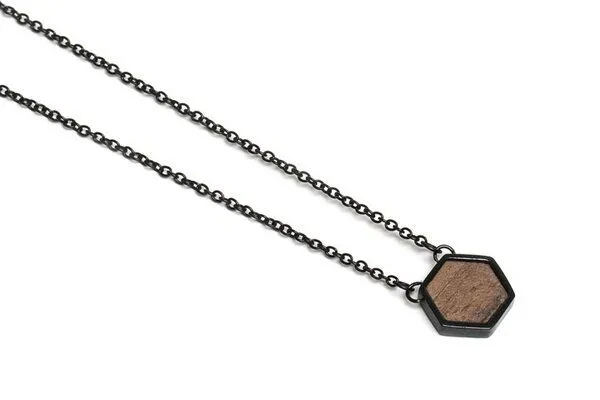 BeWooden BeWooden Kette mit Anhänger in Hexagon Form mit Holzdetail, Apis nox, – Produktbild 2 von 4