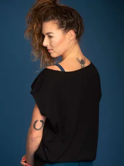 nice to meet me nice to meet me Damen vegan T-Shirt Relax Deep Black – Produktbild 1 von 1