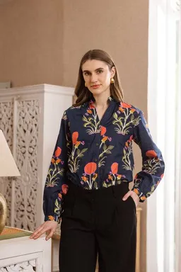 Haus of Namaste Haus of Namaste Damen Bluse „Midnight Mughal" handbedruckt aus 100% Bio-Baumwolle mit floralem Muster. – Produktbild 1 von 1