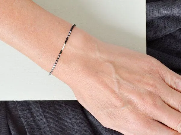 renna deluxe renna deluxe Sternenhimmel – Armband mit Perlen in schwarz-weiß, Silber, – Produktbild 3 von 4