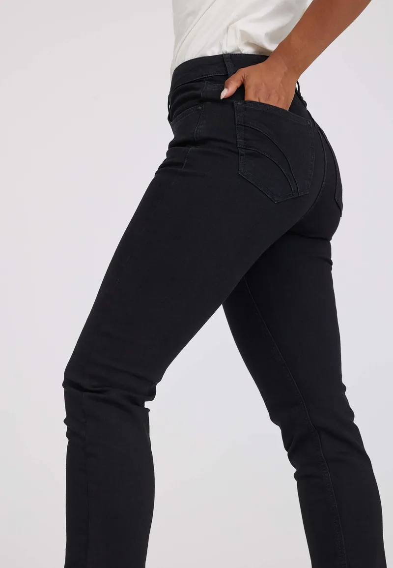 LAURIE LAURIE Damen vegan Jeans Charlotte Regular Medium Length Ecolabel Washed Black Denim, Schwarz, – Produktbild 1 von 2