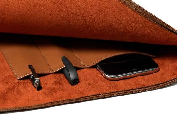 GREVIRO GREVIRO Laptop & Device Tasche aus Kaktusleder (vegan) - für MacBook, iPad, Surface, Galaxy & HP EliteBook bis 14", Camel braun, – Produktbild 3 von 4