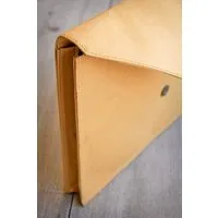 BY COPALA BY COPALA Nachhaltige Laptoptasche 13–14 Zoll aus waschbarem Kraftpapier – MacBook Hülle, handgemacht mit Magnetverschluss, Vegan Leder – Produktbild 1 von 1