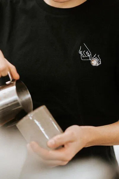 Coffee Fashion Coffee Fashion Latte Art | Besticktes Organic Bio Baumwoll T-Shirt, Weiss, – Produktbild 4 von 4
