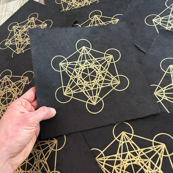 Veskor Cassiopeia Veskor Cassiopeia METATRON WÜRFEL Heilige Geometrie Linoldruck | 21,5 × 21,5 cm | Gold auf Schwarz – Produktbild 2 von 4