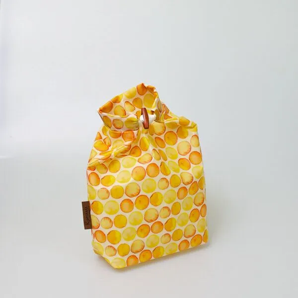 Kumanu - von Natur aus gut Kumanu - von Natur aus gut Bienenwachs-Snackbeutel "Pausenpaul" | 28x22cm | aus Bio-Bienenwachstuch, Gelbe kreise, – Produktbild 1 von 3