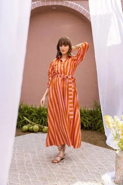 Haus of Namaste Haus of Namaste Gestreiftes Midi-Kleid aus Bio-Baumwolle mit Gürtel & Taschen | Orange und Pink | Ethisch, nachhaltig und fair – Produktbild 1 von 4