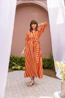 Haus of Namaste Haus of Namaste Gestreiftes Midi-Kleid aus Bio-Baumwolle mit Gürtel & Taschen | Orange und Pink | Ethisch, nachhaltig und fair – Produktbild 1 von 1