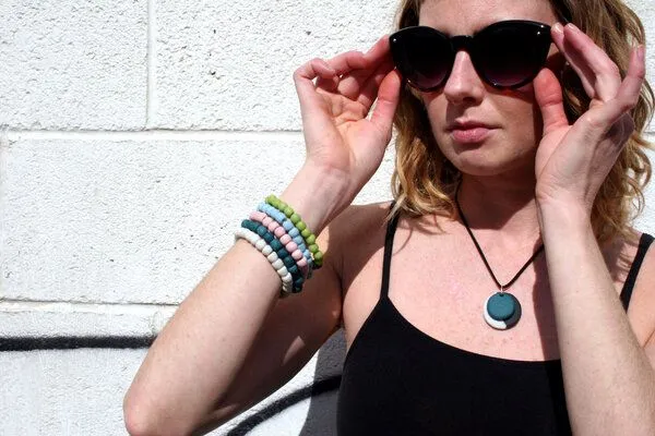 Global Mamas Global Mamas Upcycling - Glasperlen Armband - Unisex, Blaugrün, – Produktbild 3 von 3