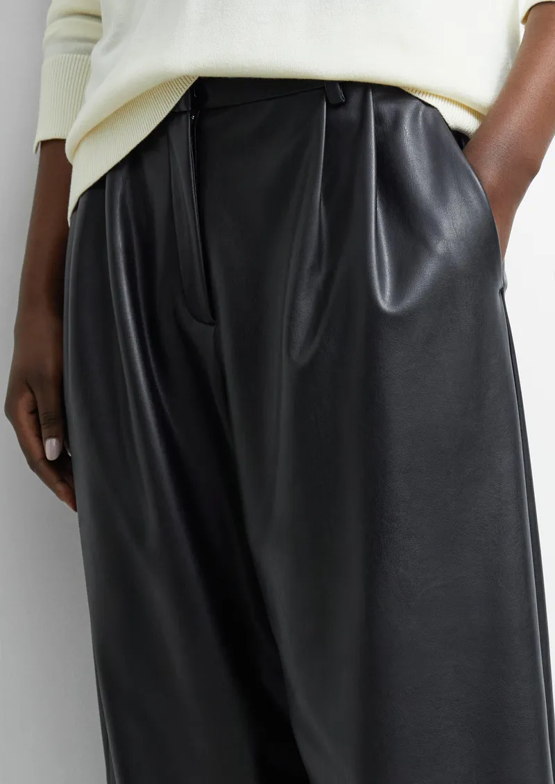 comma comma Verkürzte Bundfaltenhose in Fake Leather, Schwarz, – Produktbild 3 von 3