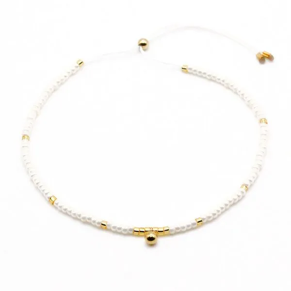 juni juni Boho Perlenarmband Luna vegan in cremeweiss mit Goldkugel Anhänger – Produktbild 2 von 4