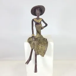 Moogoo Creative Africa Moogoo Creative Africa Bronze-Skulptur "Femme assise avec chapeau" by Soré – Produktbild 1 von 1
