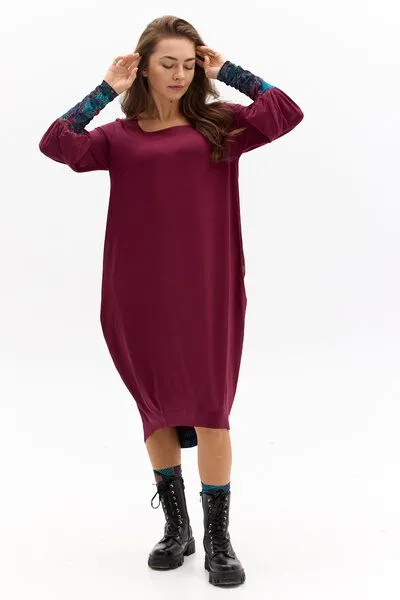 KOKOworld Kleid Morelia – Ballonkleid – Länge bis zum Knie/über das Knie – Aufgebauschte Ärmel – Carré-Ausschnitt – Farbenfroher einzigartiger Print von KOKOworld – Fair produziert in Polen, Wine amanay (weinrot), – Produktbild 1 von 4