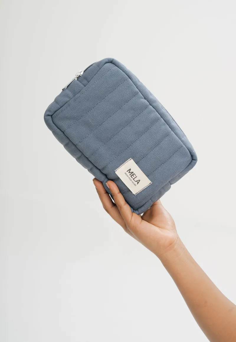 MELA MELA Gepolsterter Kulturbeutel Style PAVEEN aus 100% Bio-Baumwolle, Dusty blue, – Produktbild 1 von 5