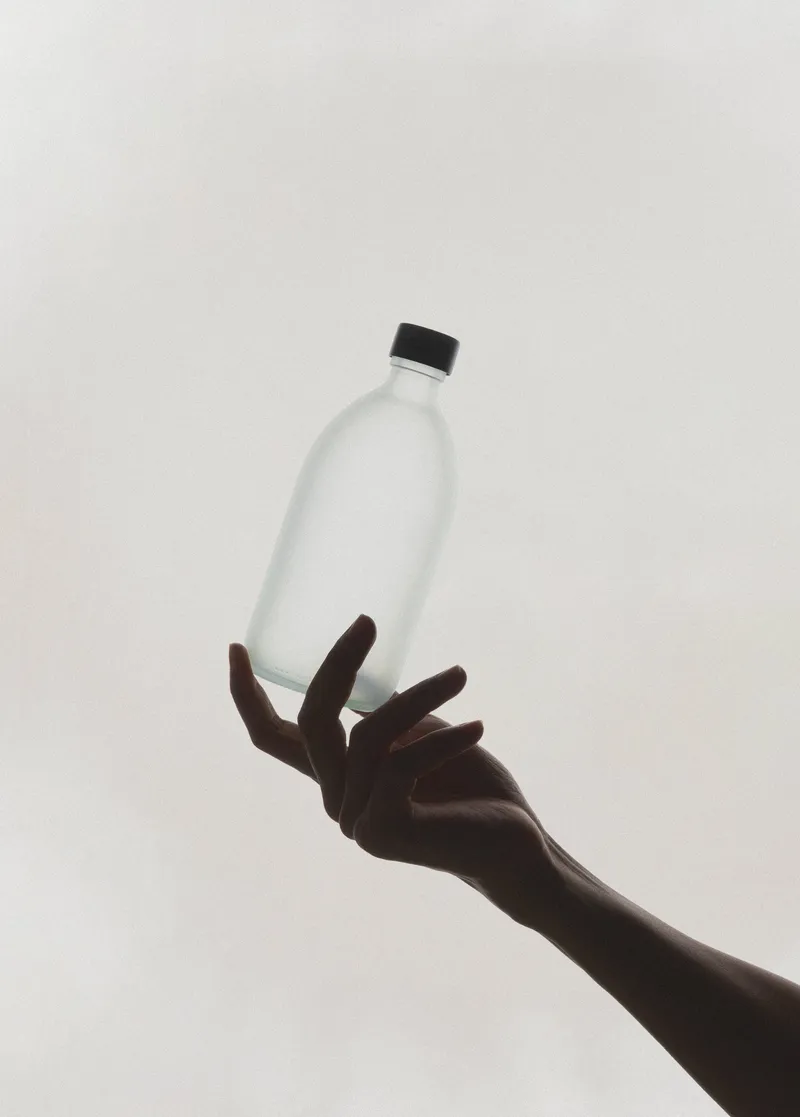 Weiße Glasflasche mit Deckel – Produktbild 1 von 2