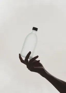 Weiße Glasflasche mit Deckel – Produktbild 1 von 1