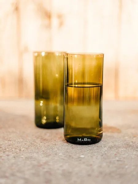 MaBe MaBe Glas 700ml - für den großen Durst - UPCYCLING, Oliv, – Produktbild 4 von 4