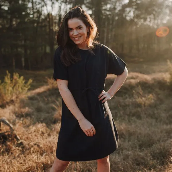 NORDLICHT NORDLICHT T-Shirt Kleid ILMA Dunkelblau aus 100% Bio-Baumwolle mit Taillenband – Produktbild 2 von 4