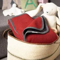 nahtur design nahtur-design Baby- und Kinder - Wolldecke aus kuscheligem Flauschloden, Rot/schwarz (rot), – Produktbild 1 von 1