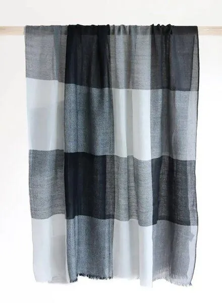 Djian Djian Schal aus Merino-Wolle – KARO – mulesingfrei, Schwarz / weiß / grau, – Produktbild 4 von 4