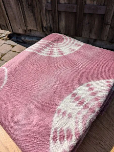 Wooliie Wooliie Handgefertigte Decke aus 100 % Merinowolle – pflanzlich gefärbt, Rose shibori (rosa), – Produktbild 3 von 3